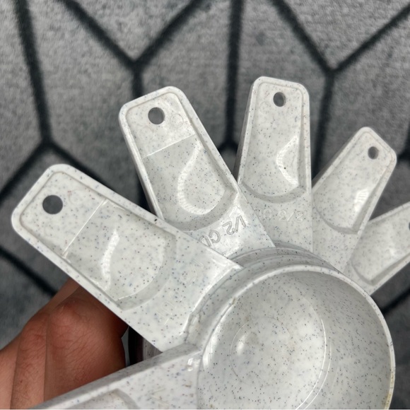 Tupperware Paprika Red Snack Tray, Deli Meat Bacon Keeper, Measuring Cups X - Picture 12 of 15